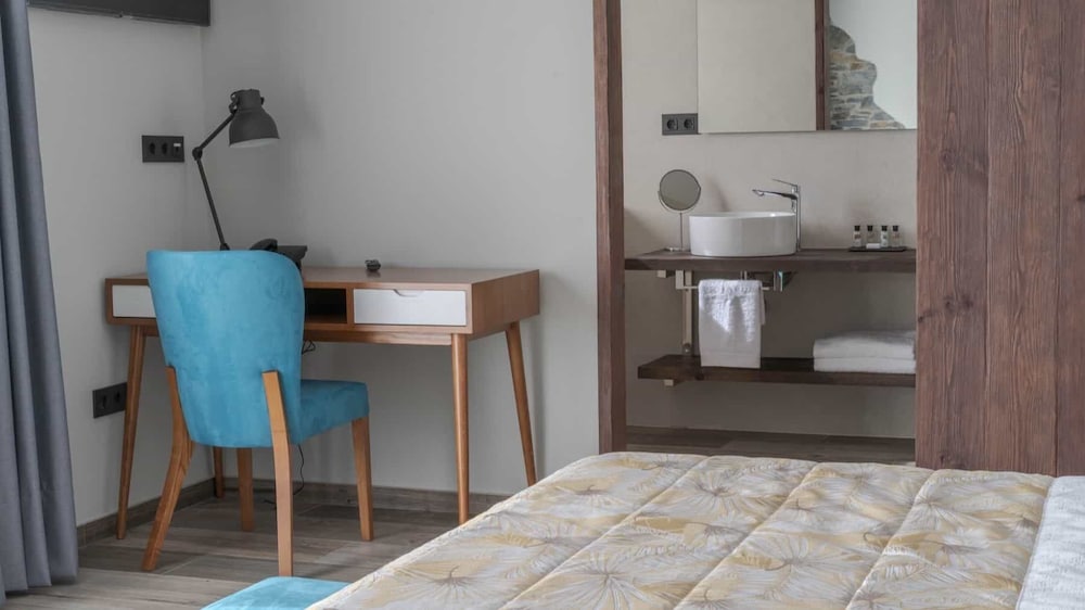 Deluxe Room - Photo 5