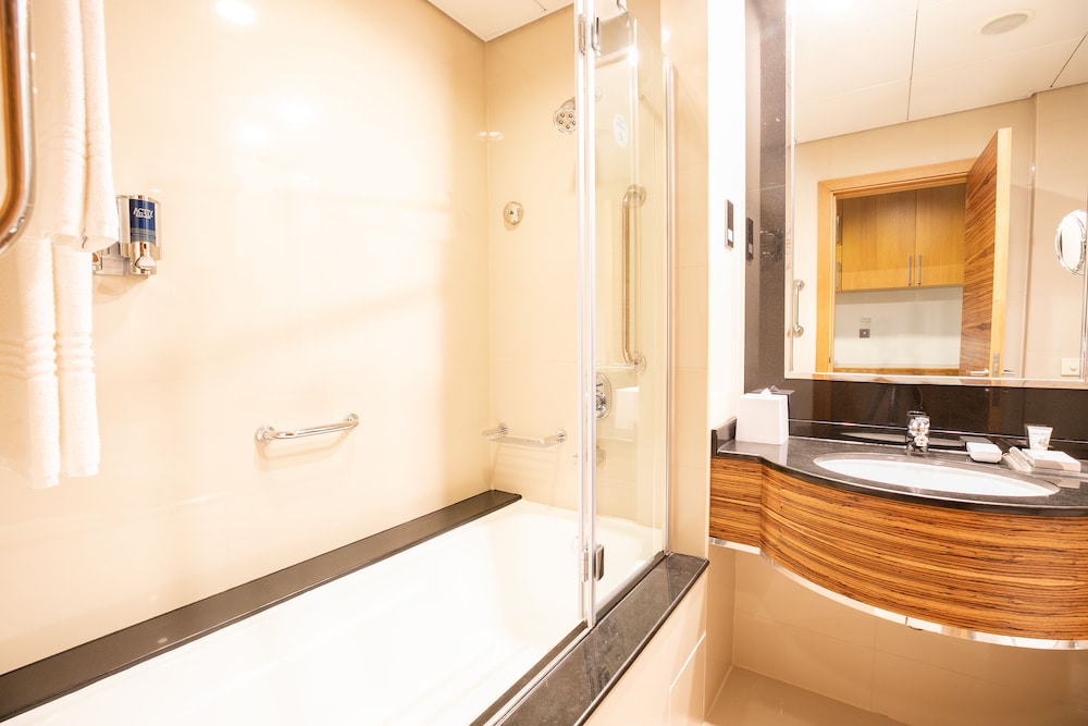 Classic Room, 2 Twin Beds, Non Smoking - Complimentary Shuttle Service to Dubai Mall and Kite Beach — photo 6