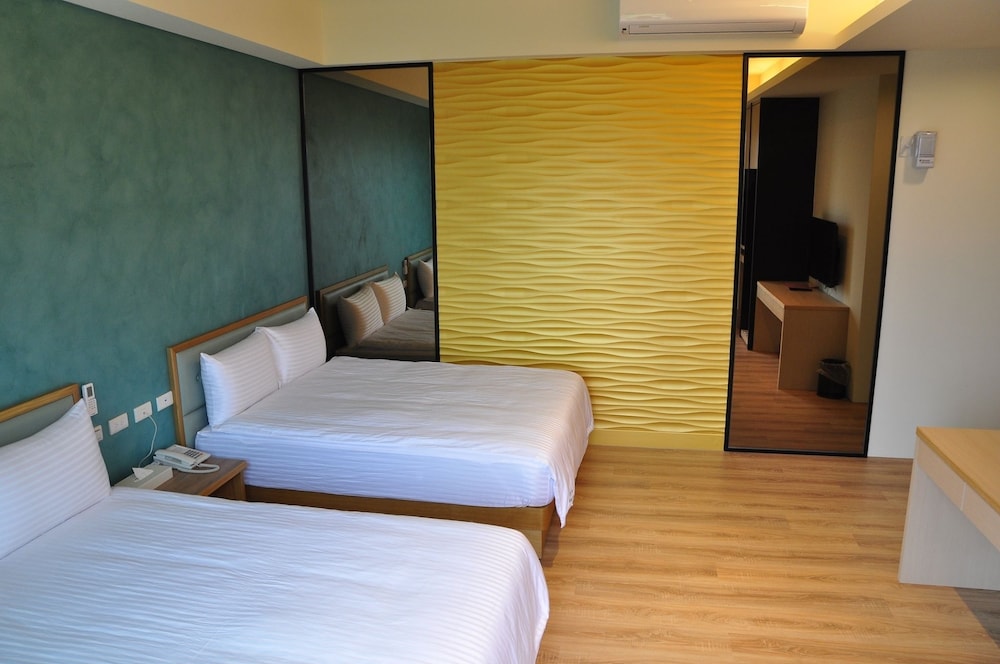 Comfort Room, 2 Queen Beds, Mountain View (305) photo 2
