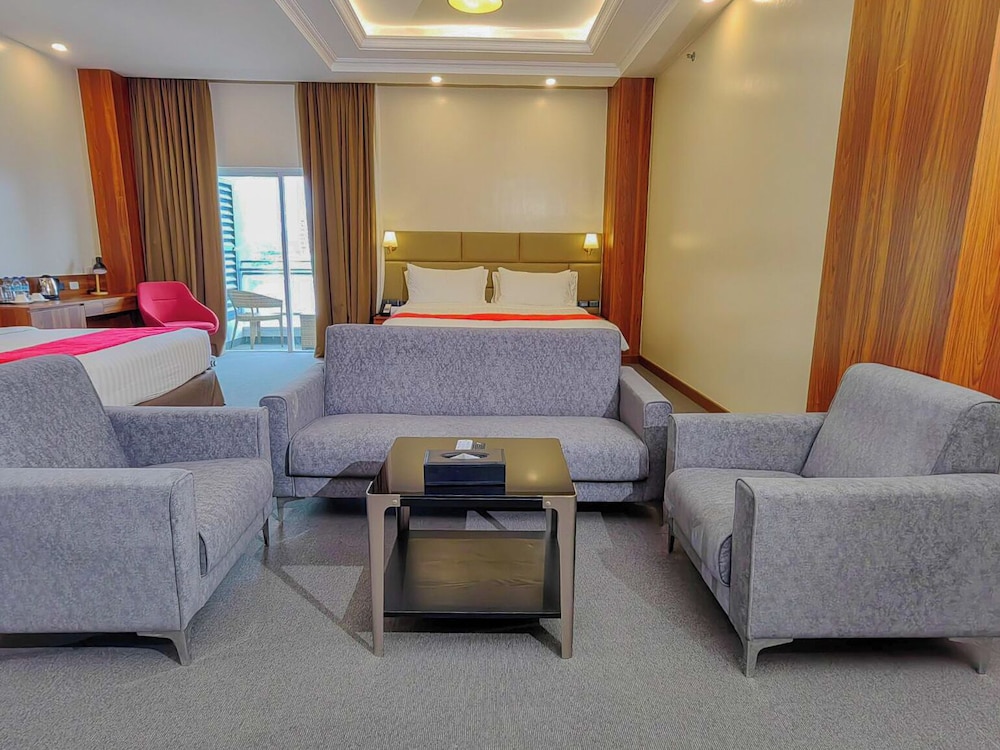 Family Suite, Multiple Beds, Non Smoking, Bathtub photo 3