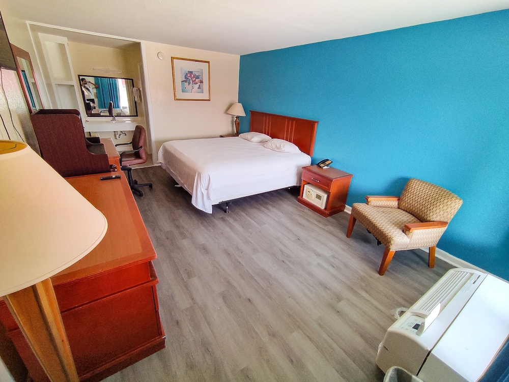Traditional Room, 1 Queen Bed, Smoking, Refrigerator & Microwave photo 1