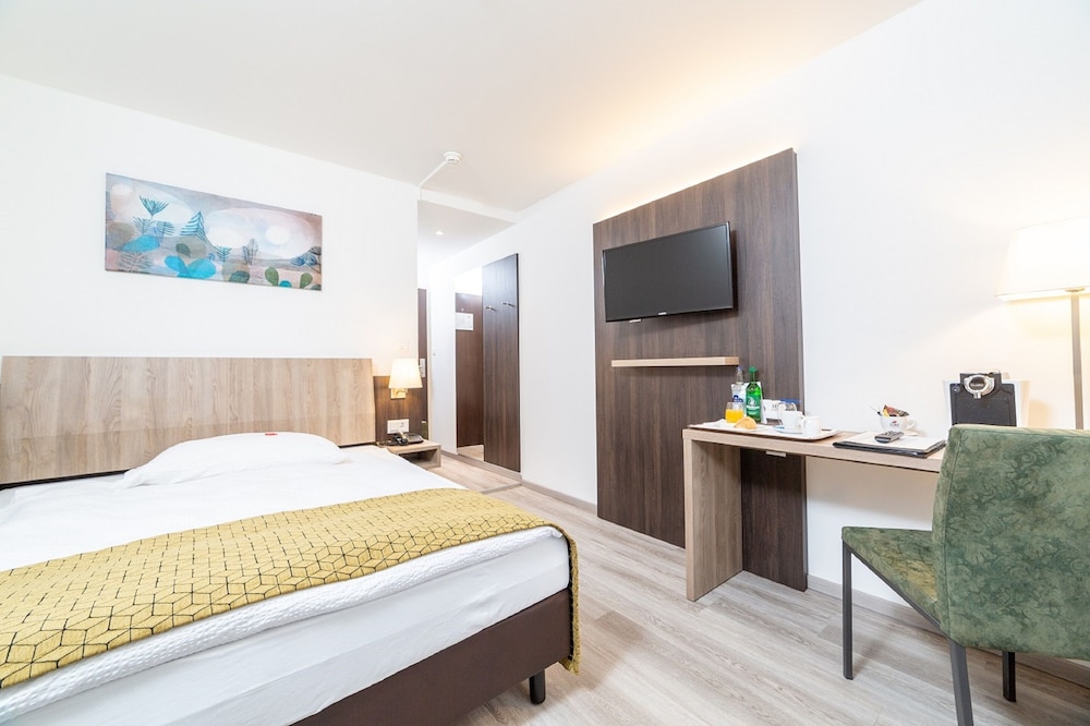 Modern Queen Room photo 3