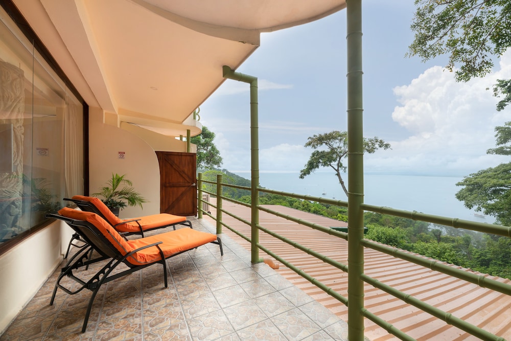 Honeymoon Suite with Ocean View - Photo 6