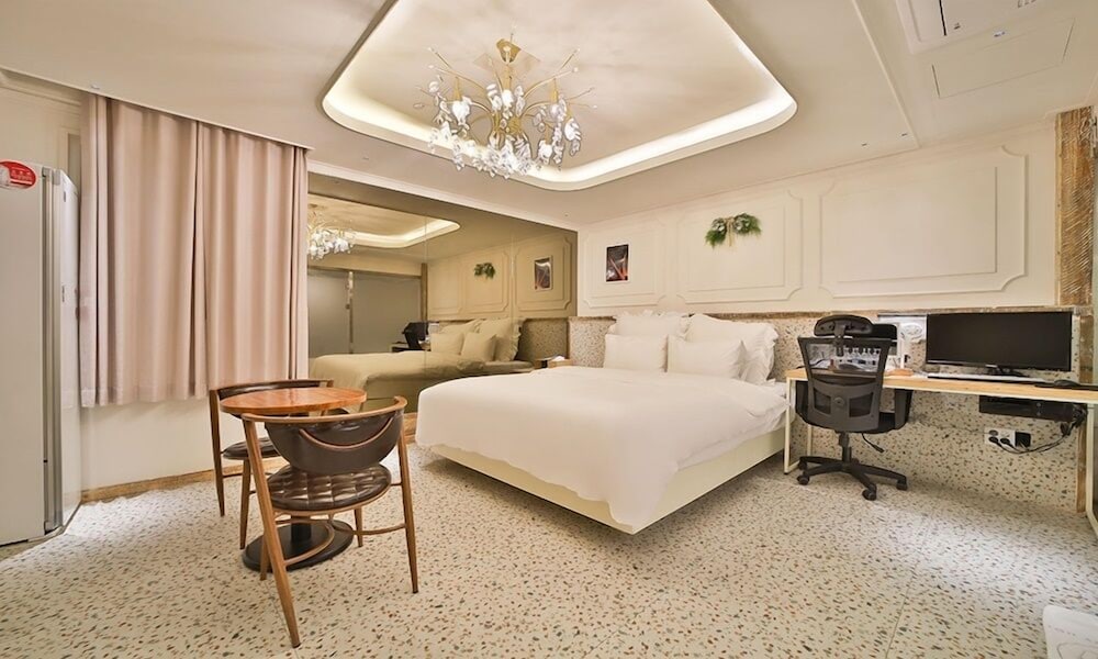 Deluxe Room - Photo 1