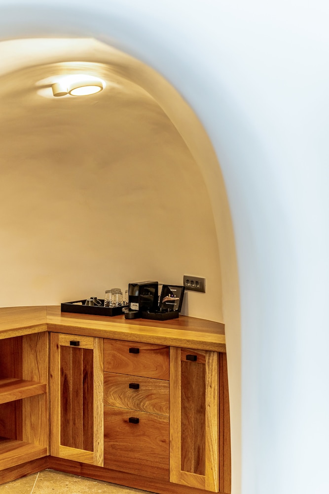 Cave Superior Suite with jacuzzi - Photo 18