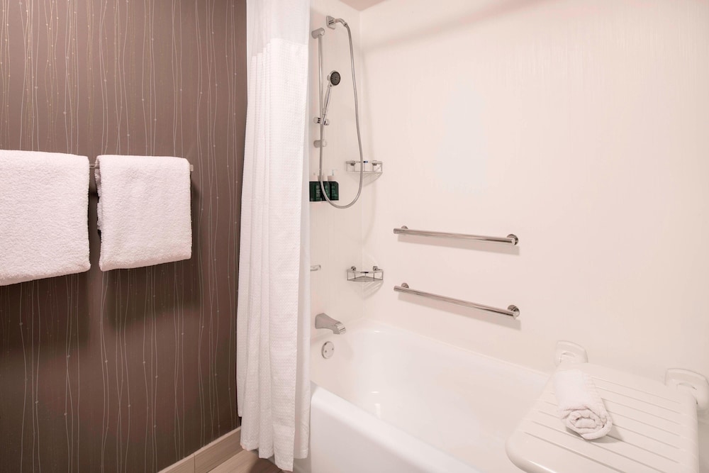 Room, 2 Queen Beds (Mobility/Hearing Accessible, Tub)