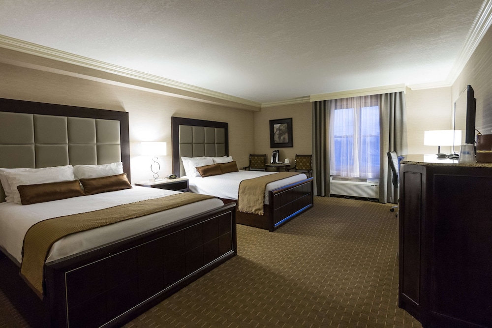 Deluxe Room, 2 Queen Beds, Non Smoking, Refrigerator & Microwave photo 2