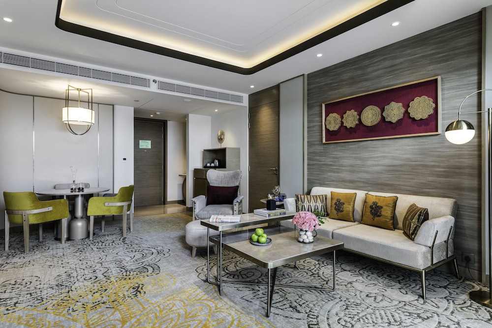 Luxury Suite - Photo 7
