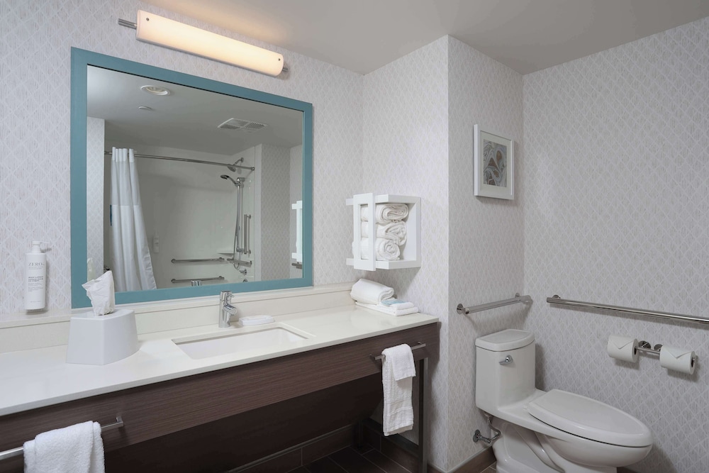 Room, 1 King Bed, Accessible, Bathtub - Photo 4