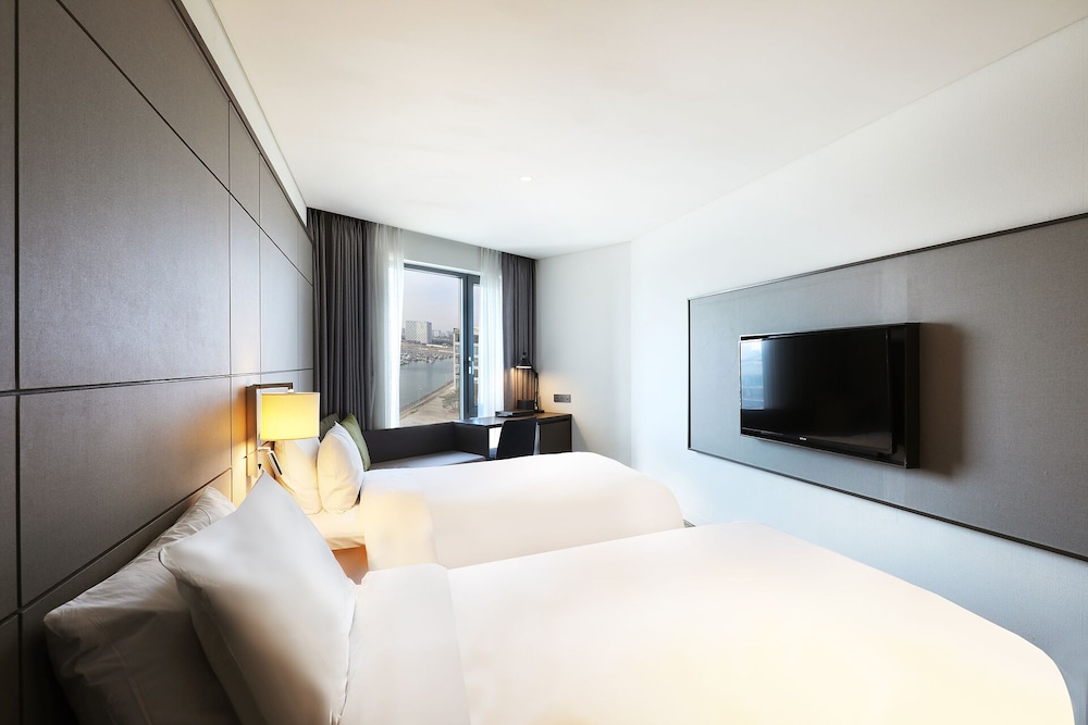 Premier Twin (Complimentary Pool Access for 2) - Photo 4