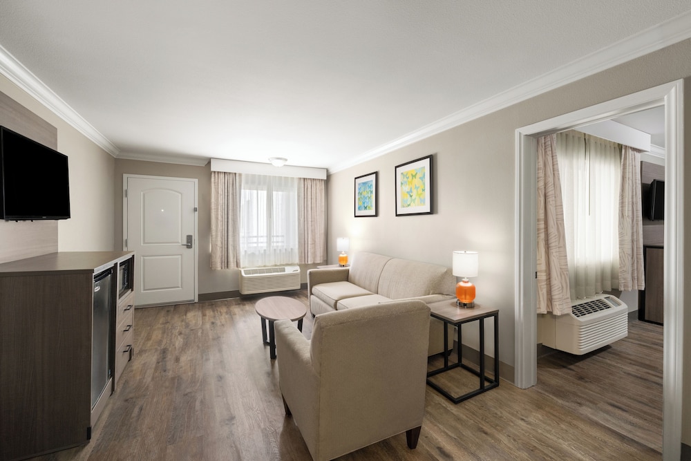 Suite, Multiple Beds, Non Smoking - Photo 4