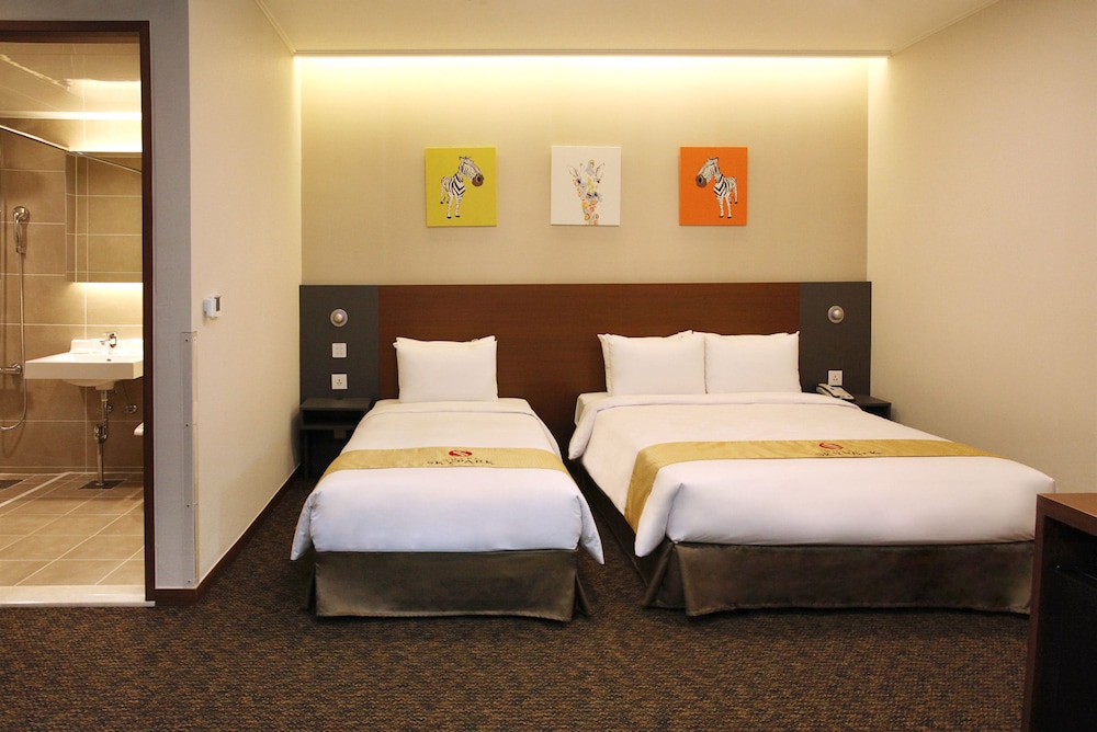 Deluxe Twin Room (Newly Renovated) photo 2