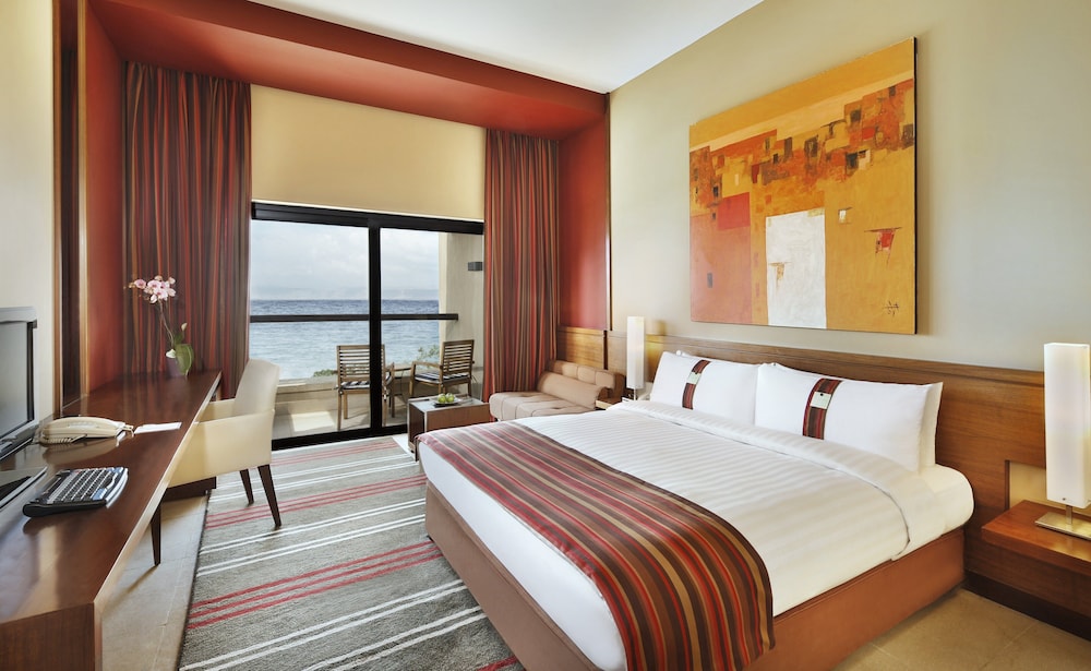 Standard Room, 1 King Bed, Smoking, Sea View photo 3
