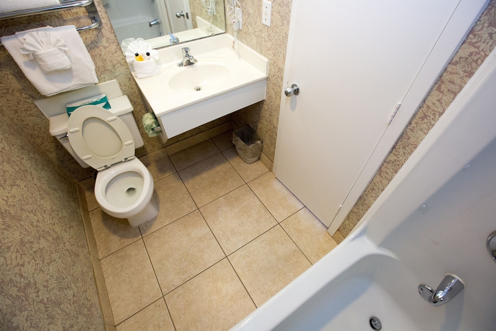 Standard Room, 2 Double Beds, Partial Sea View photo 3
