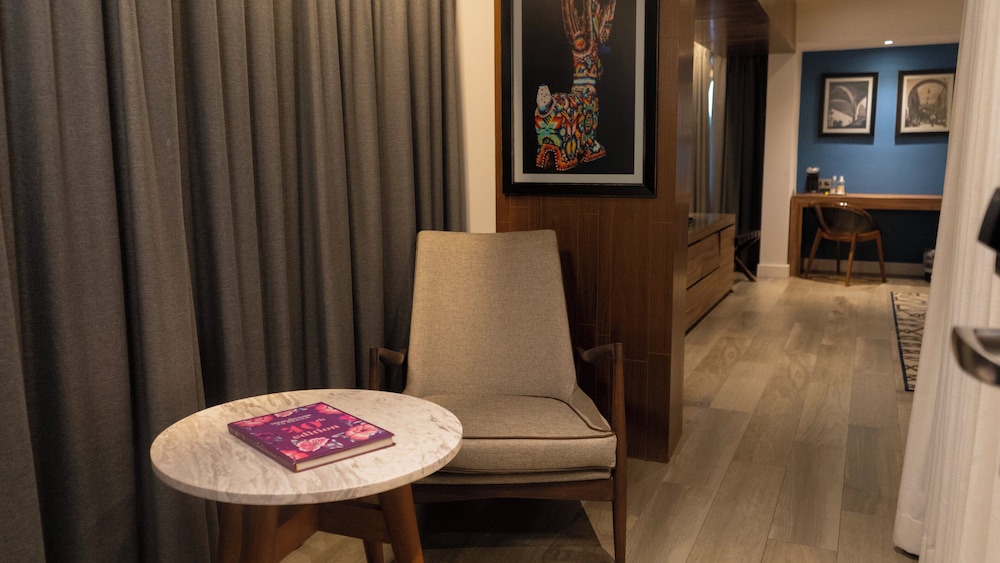 Room, 1 King Bed, Corner (Pet Friendly) - Photo 1
