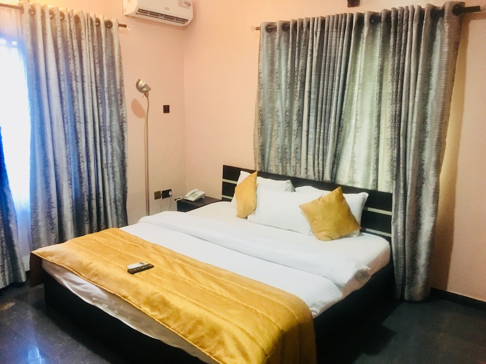 Standard Room, 1 Queen Bed, Non Smoking - Photo 2