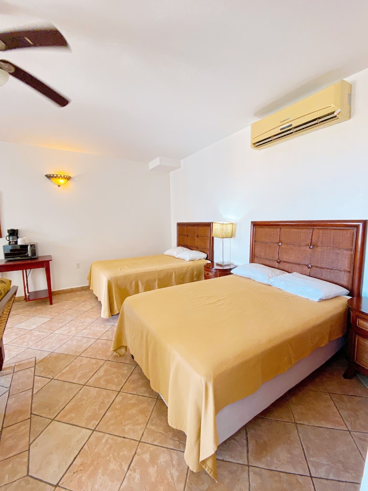 Deluxe Studio Suite, 2 Bedrooms, Ocean View, 4th Floor, No Elevator photo 3