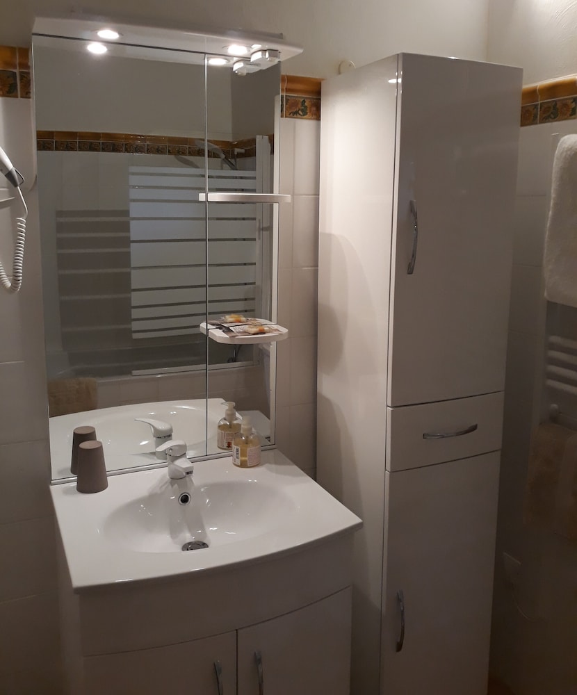 Standard Double Room, Ensuite (Chambre Cigale) photo 3