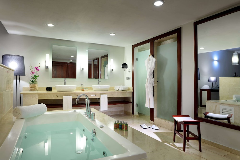 Junior Suite Swim Up