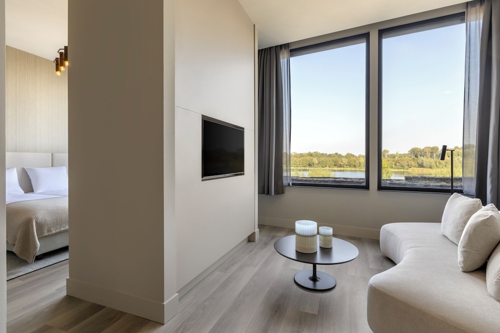 Luxury Suite, Lake View