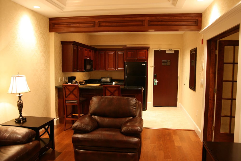 Deluxe Suite, 1 King Bed - Photo 4