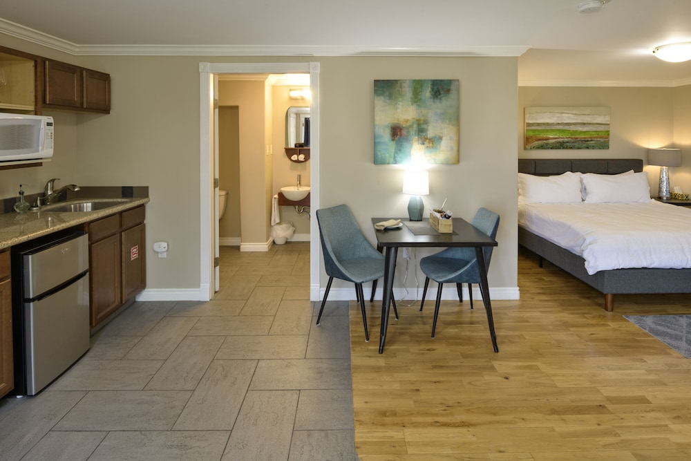 Suite, 1 King Bed, Jetted Tub photo 2
