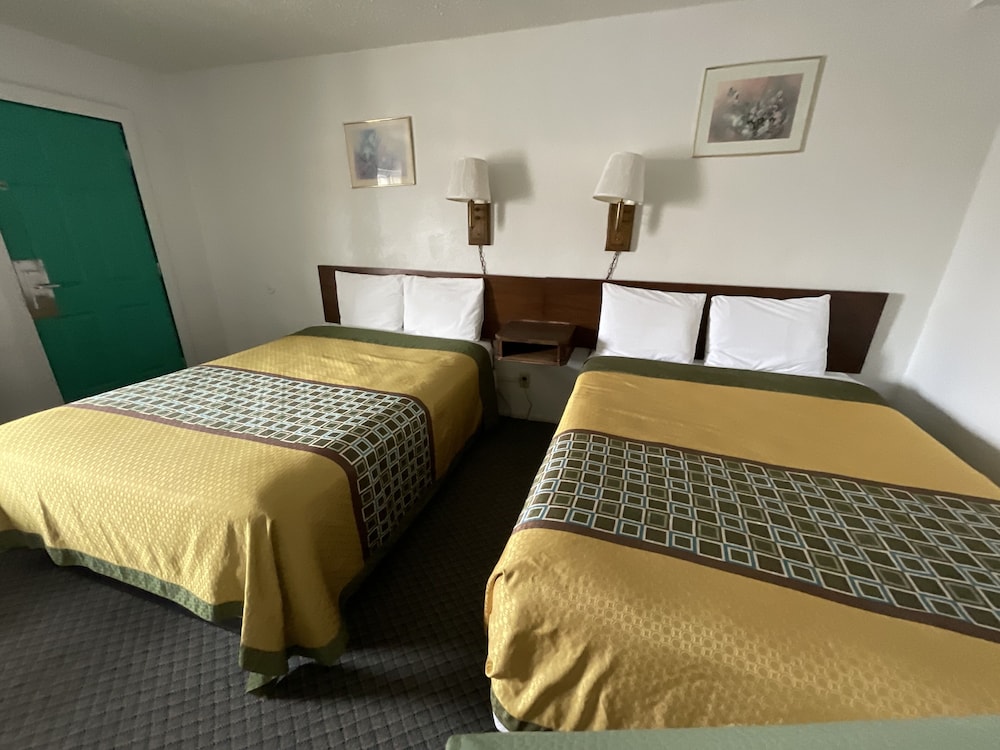 Superior 2 queen beds room photo 2