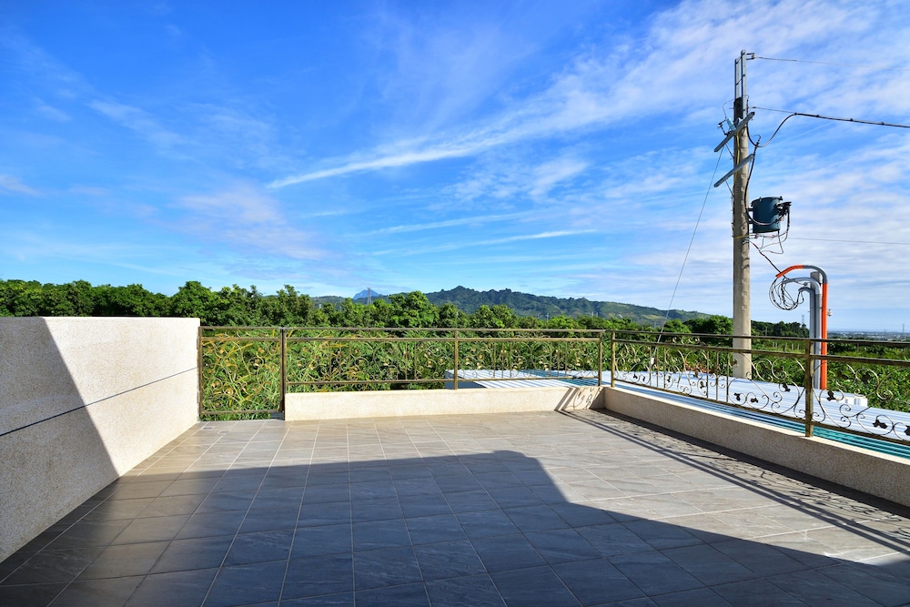 205 photo 3