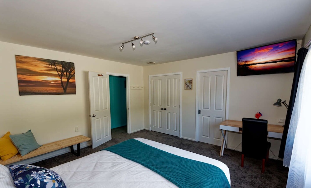 Economy Triple Room photo 2