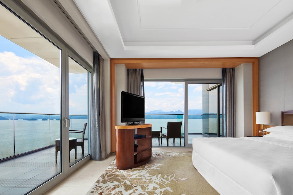 Club Suite, 1 King Bed photo 3