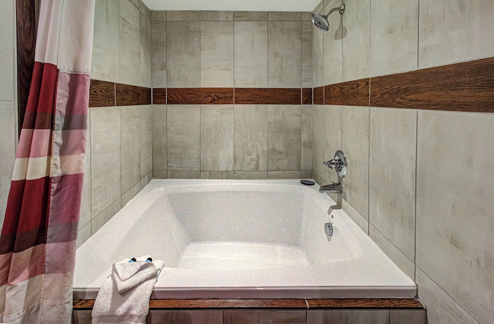 Honeymoon Suite - Photo 10