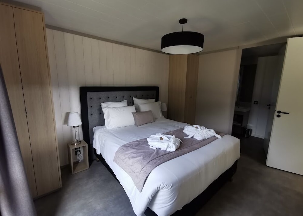 Premium Suite, 1 Queen Bed, Hot Tub, Mountain View - Photo 1