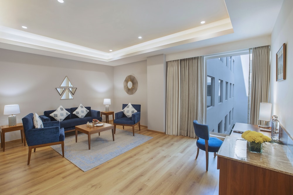 Executive Suite - Photo 5