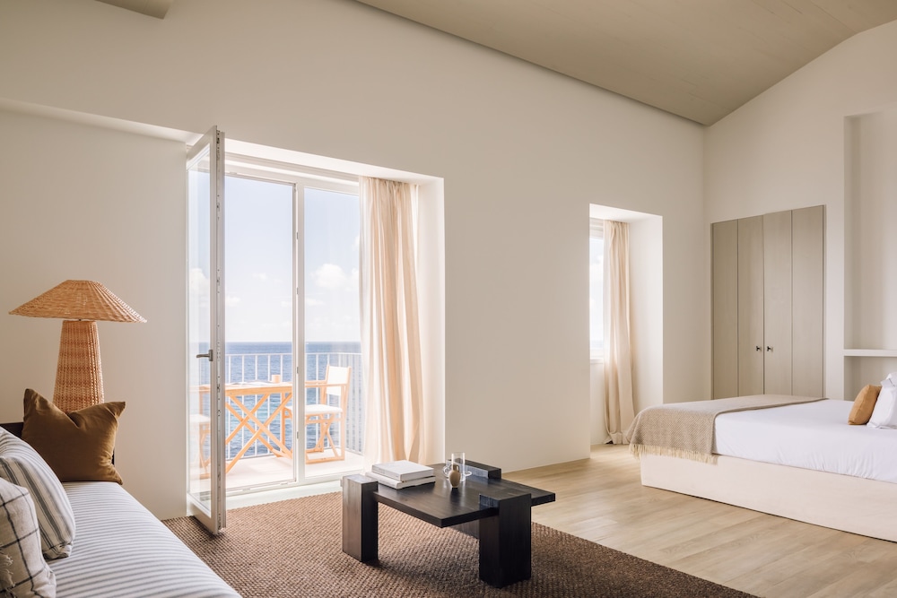 Superior Suite, 1 King Bed, Balcony, Ocean View