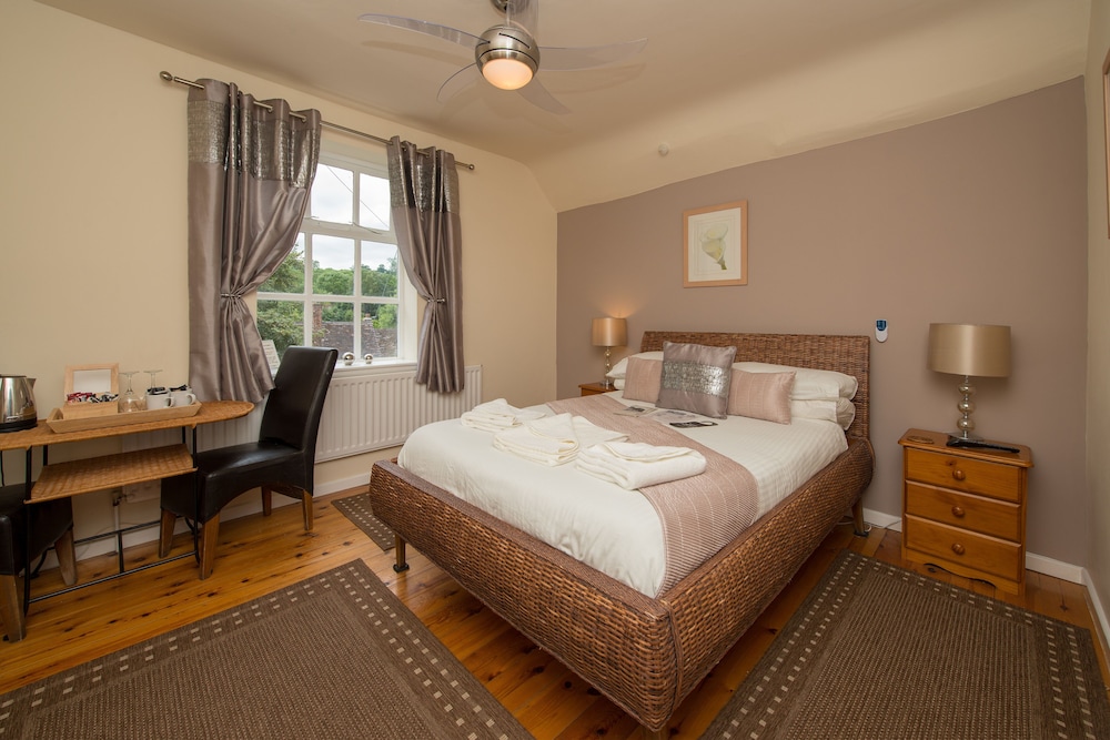 Suite, Ensuite photo 1