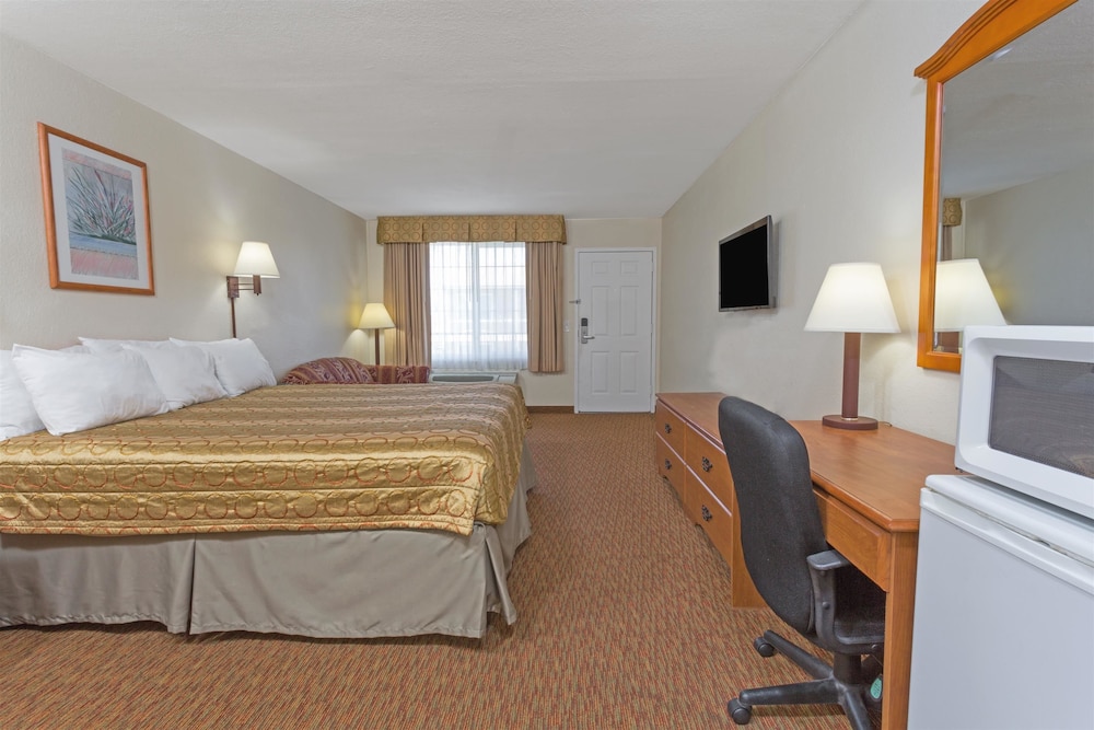 Deluxe Room, 1 King Bed, Smoking, Refrigerator & Microwave - Photo 7