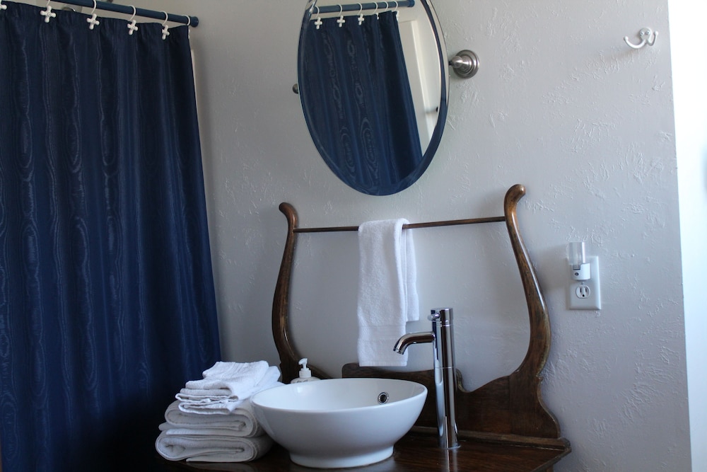 Room, 1 Queen Bed, Private Bathroom photo 3