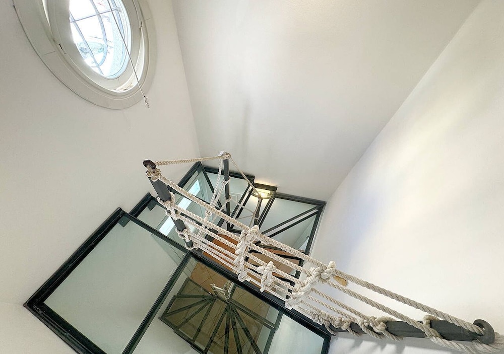 Basic Duplex, Sea View