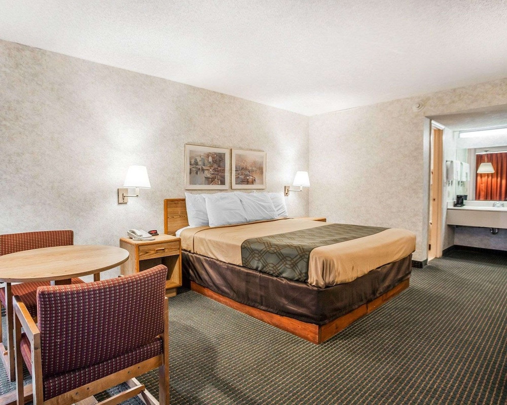Standard Room, 1 King Bed, Non Smoking - Photo 1