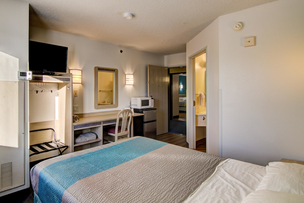 Standard Room, 1 Queen Bed, Non Smoking, Refrigerator & Microwave - Photo 2