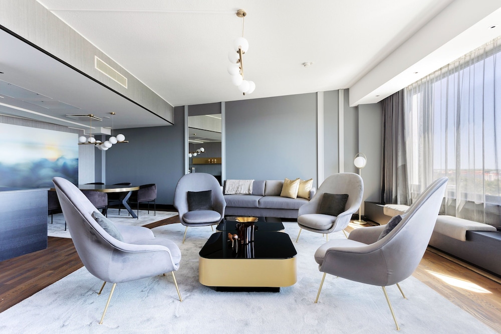 Suite, 1 King Bed, Club Lounge Access (Living Dining Area)
