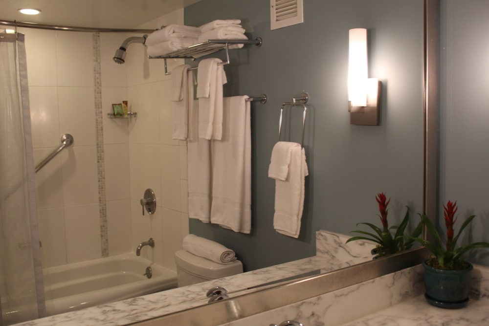 Superior Room, Ocean View (Waikiki Tower) - Photo 17