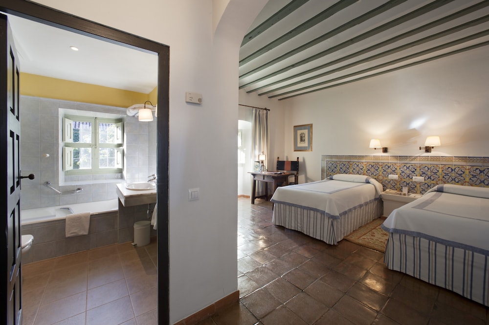 Standard Twin Room (3 Adults) photo 2
