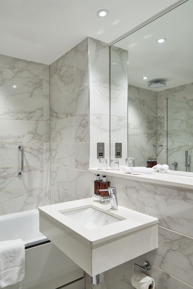 Executive Double Room (With Executive Club Lounge Access) thumbnail 6