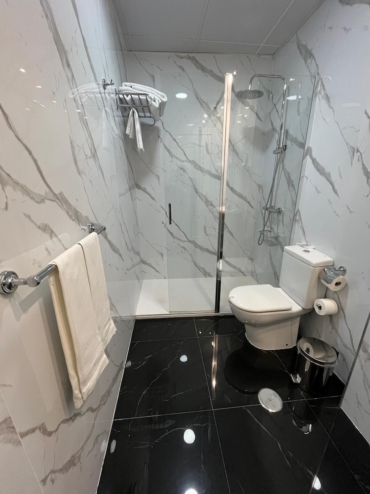Standard Twin Room - Photo 2