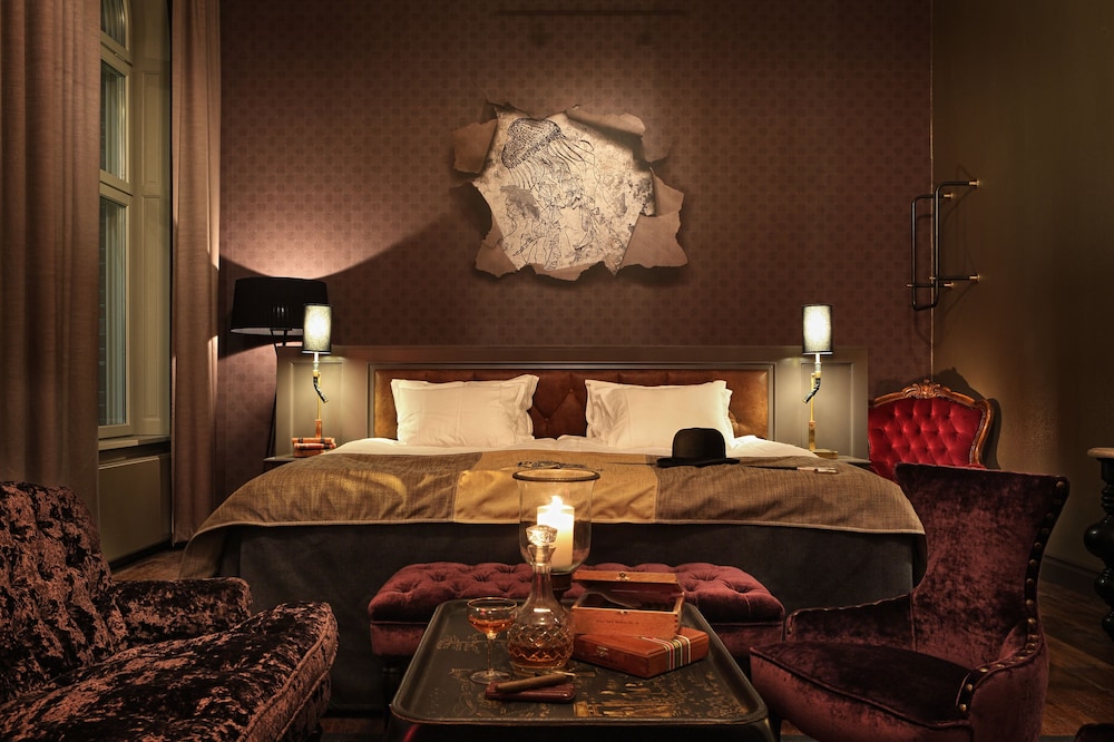 Executive Suite, 1 King Bed, Non Smoking, Bathtub - Photo 1