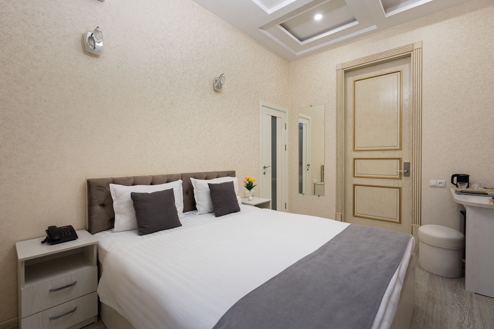 Standard Double Room - Photo 11