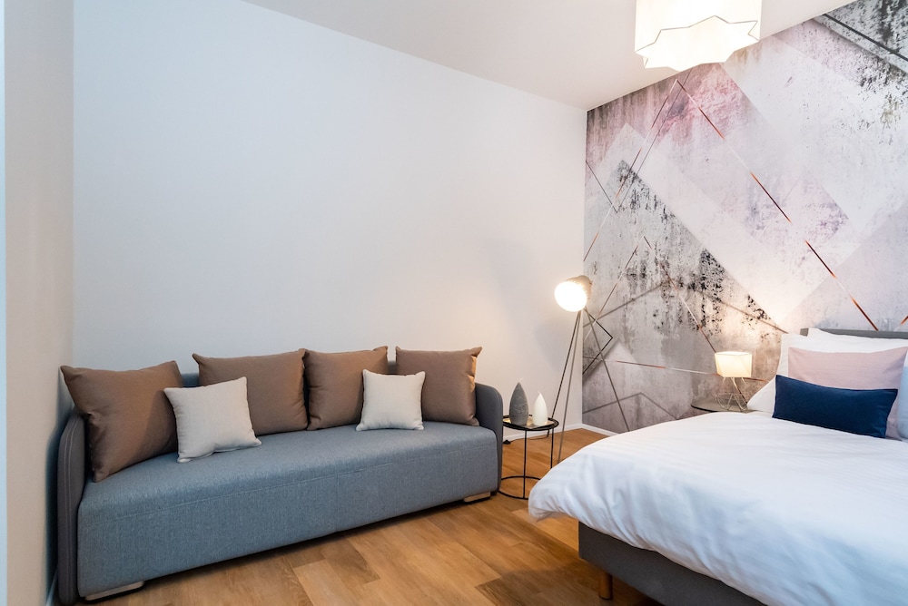 Design Apartment, 1 Queen Bed with Sofa bed thumbnail 6