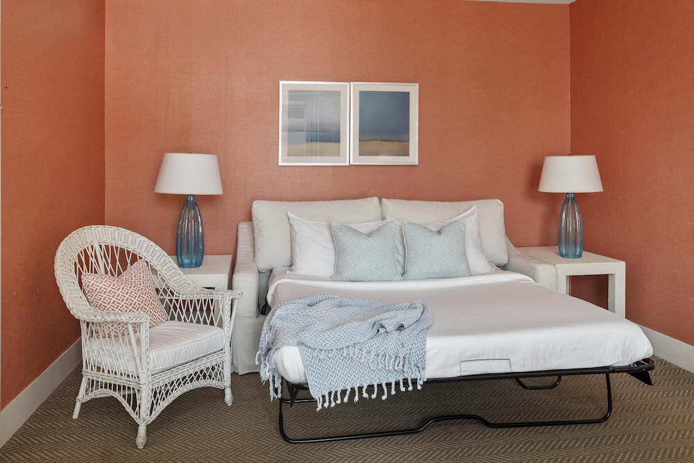 Room, 1 King Bed (Tides | Seating Area)
