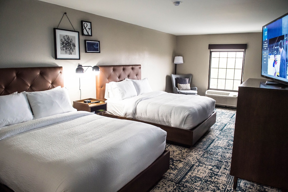 Deluxe Room, Multiple Beds - Photo 3